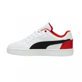 Championes Puma modelo Caven 2.0 edición Ferrari, de diseño urbano con exterior en cuero sintético negro, franja lateral blanca y detalles en rojo en el talón y el interior. Presenta el logo de Ferrari en la lengüeta y suela de goma blanca.