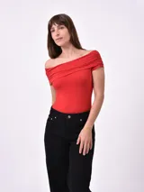 Body negro de manga corta con escote Bardot (hombros descubiertos) y cuello drapeado.