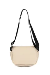 Riñonera de cuero sintético color beige, con correa ajustable negra, cierre principal superior y bolsillo frontal con cierre decorado con tachas metálicas.