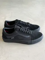 Championes Vans Skate Old Skool, color negro, con franja lateral Sidestripe™ y suela vulcanizada con patrón Waffle. Confeccionados en gamuza y lona, con refuerzos Duracap™ y plantillas PopCush™.