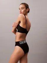 Bombacha de talle alto Calvin Klein modelo Intense Power, confeccionada en microfibra elástica. Presenta un diseño de pierna alta con la icónica cinturilla elástica con el logo de la marca en contraste.