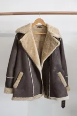 Gamulán negro oversize de cuero genuino con interior de piel sintética.