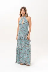 Vestido largo celeste con estampado abstracto en tonos marrones, escote halter con abertura en el frente y volados escalonados en la falda.