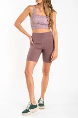 Top deportivo con estampado abstracto en tonos lila y gris.