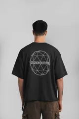 Remera de corte boxy color negro, con diseño gráfico geométrico en la espalda que incluye la palabra Vancouver en letras blancas.
