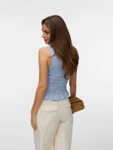 Blusa sin mangas color bordó con cuello redondo, calce regular y detalle de smock en todo el cuerpo, con terminación con volados.