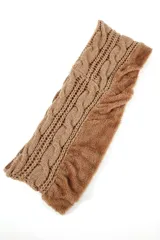 Bufanda tipo cuello color marrón claro, de tejido suave y textura peluda.