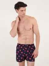 Bóxer de algodón blanco con estampado de flores pequeñas color celeste, con cintura elástica y logo de la marca en el centro.