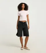 Blusa básica de manga corta, cuello redondo y textura sutil, confeccionada en viscosa con elastano. El bajo de la prenda es ondulado.