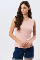 Musculosa de algodón color beige, de corte clásico con cuello redondo y diseño liso.
