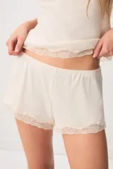 Boyshort de algodón color beige con detalles de encaje en los bordes y cintura elastizada.
