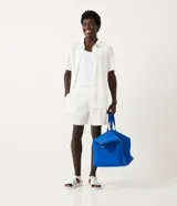 Bermuda masculina de color blanco con textura plisada, diseñada con cintura elástica para un ajuste cómodo y bolsillos traseros.