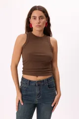 Musculosa básica de tejido rib, con cuello redondo, diseño sin mangas y calce ajustado al cuerpo.