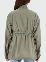 Parka color verde militar, con cuello alto, cierre frontal con cremallera, cintura ajustable con cordón, cuatro bolsillos frontales con solapa y puños elásticos.