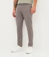 Pantalón skinny de sarga color beige, de corte ajustado y tiro medio, con bolsillos laterales y traseros de la marca Blue Steel.