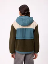 Campera con capucha de diseño combinado en bloques de color. Presenta una sección superior en pana rosada, una franja central en nylon marrón con logo de la marca y cuerpo inferior y mangas en tejido sherpa color crema. Incluye cierre frontal y bolsillos laterales.
