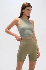 Top sin mangas color verde oliva, al cuerpo y cuello redondo.