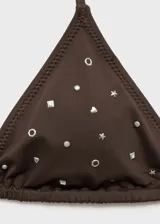 Top de bikini triangular color marrón con pequeños apliques dorados, tirantes finos y cierre de lazo en cuello y espalda.