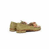 Mocasines de cuero color verde pistacho con taco bajo y punta redondeada. Presentan detalles artesanales de tiras entrelazadas en tonos pastel y un aplique colgante con cuenta translúcida en el empeine.