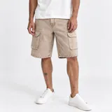 Bermuda cargo estilo baggy de jean color beige con efecto pigmentado, corte holgado y bolsillos laterales con solapa.