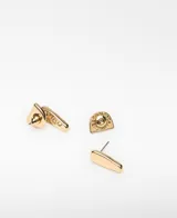 Aros pequeños de metal dorado con diseño orgánico y acabado brillante.