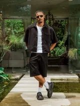 Camisa de gabardina lavada color negro, con rotura en el cuello y parche en la espalda.