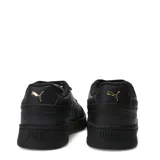 Championes Puma Court Classico de color negro, confeccionados en material sintético con cordones a tono y detalles de la marca en dorado.
