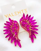 Aros colgantes con forma de ala, con apliques de strass fucsia y engarce dorado.