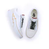 Championes Vans modelo Old Skool Bolt, de diseño clásico con capellada de cuero y gamuza. Presenta un detalle de rayo en relieve sobre la suela lateral, cordones oscuros y detalles en contraste en la lengüeta y el borde superior.