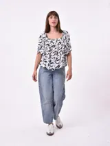 Blusa negra con escote cuadrado, fruncido en el busto y mangas cortas amplias.