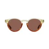 Lentes de sol con armazón de diseño bicolor, combinando una parte superior en tono crema traslúcido y una parte inferior con patrón carey en tonos marrones y naranjas. Cuentan con cristales polarizados de color marrón.
