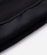 Buzo con capucha de corte boxy, confeccionado en tejido fleece. Presenta una estampa artística en la espalda que ilustra a un jugador de fútbol y firma bordada en el pecho.