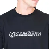 Remera negra de manga corta con logo de Volcom estampado en el pecho.