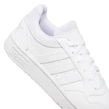 Championes Adidas modelo Hoops 3.0 Low Classic, de diseño urbano y deportivo en color blanco total. Presentan las icónicas tres tiras laterales perforadas, cuello acolchado y suela de goma con el logo de la marca grabado en el lateral.