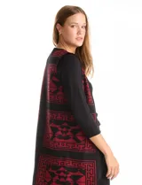 Chaleco largo tejido de la marca Tahari, con diseño tribal en color rojo sobre fondo negro. Presenta un corte recto y abierto al frente.