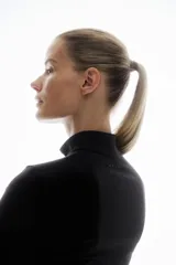 Campera deportiva corta de color negro con cierre frontal, cuello alto y mangas largas con abertura para el pulgar.