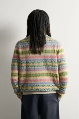 Jersey de punto regular fit, tejido en hilatura de lino, con cuello en V y manga larga. Presenta un diseño de patrones geométricos multicolores y acabados en rib. Colección especial Aaron Levine x Zara.
