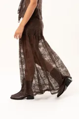 Pollera larga de encaje color chocolate, con diseño traslúcido y corte fluido.