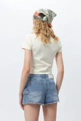 Short negro de jean con bolsillos cargo y terminación desflecada.