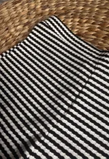 Short ajustado de tiro bajo con estampado de rayas horizontales en blanco y negro. El borde superior tiene un detalle de fruncido.