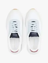 Zapatillas Tommy Hilfiger blancas con detalles en azul, rojo y suela color caramelo.