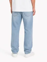 Pantalón jean baggy de corte holgado, color celeste claro, confeccionado en denim de algodón con diseño clásico de cinco bolsillos y trabillas para cinturón.