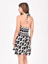 Monoprenda corta negra con estampado animal print en tonos blanco y marrón. Diseño con escote halter y espalda descubierta.