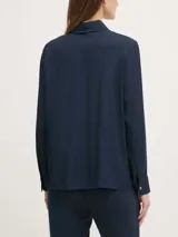 Camisa azul marino de viscosa, corte amplio, cuello francés y cartera oculta.