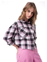 Sobrecamisa cropped de franela con patrón de cuadros en tonos negro, blanco, rosado y verde menta. Cuenta con cuello camisero, cierre frontal de botones metálicos, bolsillos en el pecho y mangas largas.