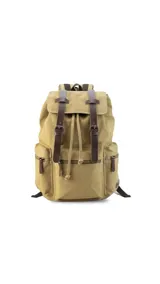 Mochila de tela canvas color marrón con detalles en cuero sintético. Cuenta con tapa superior con correas ajustables, cierre tipo marinero, múltiples bolsillos externos con cierre y compartimento para laptop.