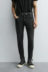Jeans de hombre, corte skinny y largo cropped, color negro lavado. Presenta cinco bolsillos y cierre frontal con cremallera y botón.