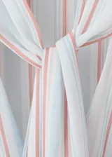 Blusa de poliéster con estampado de rayas, cuello con pañuelo integrado y detalle de abertura en V, de corte recto y mangas largas abullonadas con volantes.