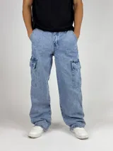 Pantalón de jean celeste con lavado ácido, corte ancho (baggy) y múltiples bolsillos cargo.