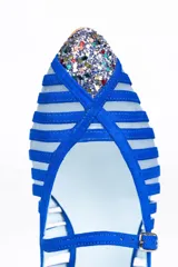 Bailarinas de piel violeta con glitter multicolor en punta y talón, diseño calado y pulsera con hebilla. Incluyen plantilla de piel y plantilla extra de lana intercambiable. Fabricadas en España.